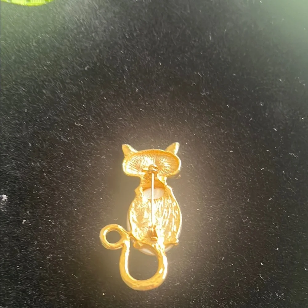 Elegant Gold and Pearl Cat Brooch